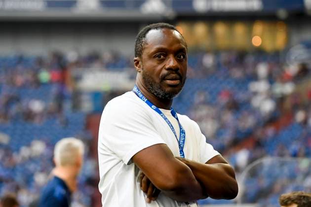 Ben Manga (FC Schalke 04) schaut waehrend des Spiels der 2. Bundesliga zwischen FC Schalke 04 und SC Paderborn 07, Veltins Arena am 02. May 2025 in Gelsenkirchen, Deutschland. (Foto von Max Maiwald DeFodi Images) +++ Ben Manga (FC Schalke 04) looks on during the Second Bundesliga match between FC Schalke 04 and SC Paderborn 07 at Veltins Arena on May 2, 2025 in Gelsenkirchen Germany. (Photo by Max Maiwald DeFodi Images) DFL regulations prohibit any use of photographs as image sequences and or quasi-video. (Photo by Max Maiwald DeFodi Images)