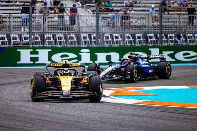 Formula 1 Crypto.com Miami Grand Prix 2025, Joe Pinchin OVERTAKE MAXPPP - Miami 02 05 2025 04 NORRIS Lando (gbr), McLaren F1 Team, action 23 ALBON Alexander (tha), Williams Racing, action during the Formula 1 Crypto.com Miami Grand Prix 2025, the 6th round of the 2025 FIA Formula 1 World Championship, WM, Weltmeisterschaft on the Miami International Autodrome from May 1 to 4, 2025, in Miami, United States Miami United States Copyright: xOVERTAKE MAXPPPxJoexPinchinx OVT202505020785 OVT202505020785
