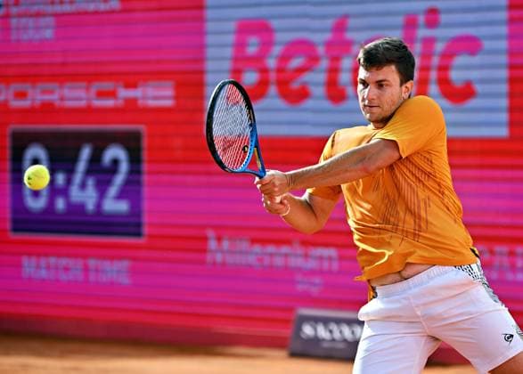 Der Serbe Miomir Kecmanovic zieht in das Halbfinale der Estoril Open ein. Estoril Open, ATP, Tennis Herren 175 Challenge Tour, 02-05-2025, Viertelfinale: Der Serbe Miomir KECMANOVIC zieht mit einem Sieg über den Portugiesen Nuno Borges in das Halbfinale der Estoril Open ein. Estoril Estoril Tenis Club Lisbon Portugal