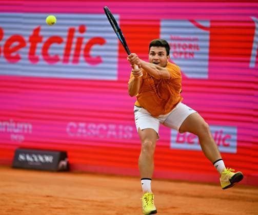 Der Serbe Miomir Kecmanovic zieht in das Halbfinale der Estoril Open ein. Estoril Open, ATP, Tennis Herren 175 Challenge Tour, 02-05-2025, Viertelfinale: Der Serbe Miomir KECMANOVIC zieht mit einem Sieg über den Portugiesen Nuno Borges in das Halbfinale der Estoril Open ein. Estoril Estoril Tenis Club Lisbon Portugal