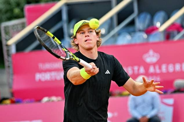 Der Amerikaner Alex Michelsen zieht in das Halbfinale der Estoril Open ein. Estoril Open, ATP, Tennis Herren 175 Challenge Tour, 02-05-2025, Viertelfinale: Der Amerikaner Alex MICHELSEN zieht mit einem Sieg über den Italiener Luca Nardi in das Halbfinale der Estoril Open ein. Estoril Estoril Tenis Club Lisbon Portugal