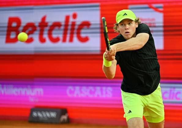Der Amerikaner Alex Michelsen zieht in das Halbfinale der Estoril Open ein. Estoril Open, ATP, Tennis Herren 175 Challenge Tour, 02-05-2025, Viertelfinale: Der Amerikaner Alex MICHELSEN zieht mit einem Sieg über den Italiener Luca Nardi in das Halbfinale der Estoril Open ein. Estoril Estoril Tenis Club Lisbon Portugal