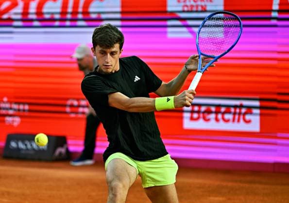 Der Italiener Luca Nardi unterliegt im Viertelfinale der Estoril Open Estoril Open, ATP, Tennis Herren 175 Challenge Tour, 02-05-2025, Viertelfinale: Der Italiener Luca NARDI ist im Viertelfinale der Estoril Open gegen den Amerikaner Alex Michelsen ausgeschieden, Estoril Estoril Tenis Club Lisbon Portugal