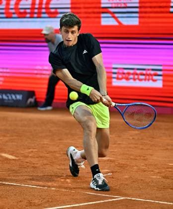 Der Italiener Luca Nardi unterliegt im Viertelfinale der Estoril Open Estoril Open, ATP, Tennis Herren 175 Challenge Tour, 02-05-2025, Viertelfinale: Der Italiener Luca NARDI ist im Viertelfinale der Estoril Open gegen den Amerikaner Alex Michelsen ausgeschieden, Estoril Estoril Tenis Club Lisbon Portugal