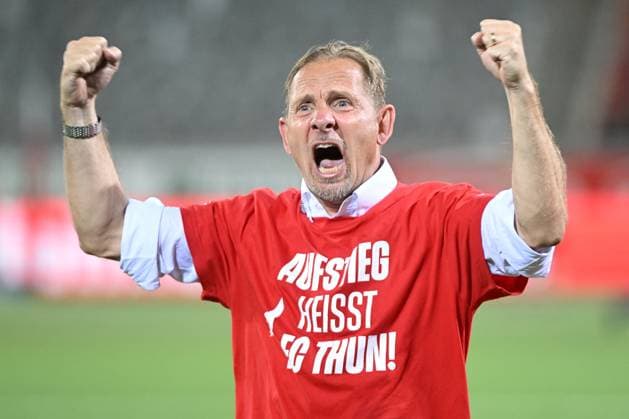 02.05.2025, Bern, Stockhorn Arena, Challenge League: FC Thun - FC Aarau, Thun Trainer Mauro Lustrinelli freut sich über den Aufstieg. Thun Stockhorn Arena Bern Switzerland *** 02 05 2025, Bern, Stockhorn Arena, Challenge League FC Thun FC Aarau, Thun Coach Mauro Lustrinelli is happy about the promotion Thun Stockhorn Arena Bern Switzerland Copyright: xJustPictures.ch ManuelxWinterbergerx jp-de-MaWi-MWI_2175