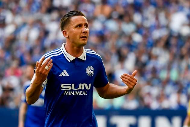 Paul Seguin (FC Schalke 04) schaut waehrend des Spiels der 2. Bundesliga zwischen FC Schalke 04 und SC Paderborn 07, Veltins Arena am 02. May 2025 in Gelsenkirchen, Deutschland. (Foto von Max Maiwald DeFodi Images) +++ Paul Seguin (FC Schalke 04) looks on during the Second Bundesliga match between FC Schalke 04 and SC Paderborn 07 at Veltins Arena on May 2, 2025 in Gelsenkirchen Germany. (Photo by Max Maiwald DeFodi Images) DFL regulations prohibit any use of photographs as image sequences and or quasi-video. (Photo by Max Maiwald DeFodi Images)