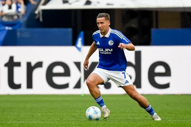 Paul Seguin (FC Schalke 04) kontrolliert den Ball waehrend des Spiels der 2. Bundesliga zwischen FC Schalke 04 und SC Paderborn 07, Veltins Arena am 02. May 2025 in Gelsenkirchen, Deutschland. (Foto von Max Maiwald DeFodi Images) +++ Paul Seguin (FC Schalke 04) controls the ball during the Second Bundesliga match between FC Schalke 04 and SC Paderborn 07 at Veltins Arena on May 2, 2025 in Gelsenkirchen Germany. (Photo by Max Maiwald DeFodi Images) DFL regulations prohibit any use of photographs as image sequences and or quasi-video. (Photo by Max Maiwald DeFodi Images)