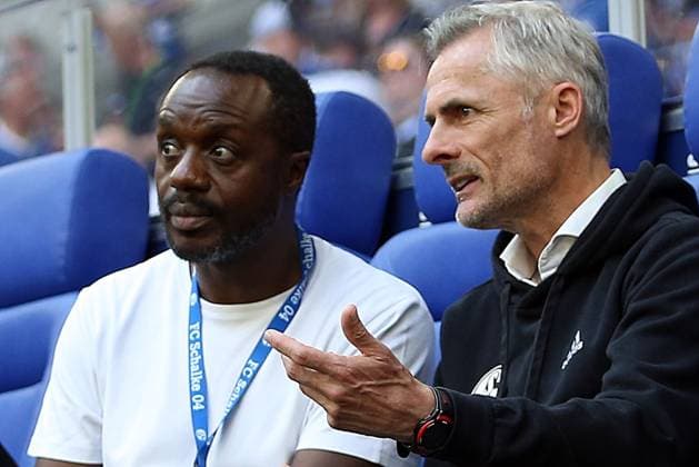 02.05.2025, xrekx, Fussball 2.Bundesliga, FC Schalke 04 - SC Paderborn 07 v.l. Ben Manga Direktor Profifußball und Scout (FC Schalke 04) Kees van Wonderen Trainer (FC Schalke 04) (DFL DFB REGULATIONS PROHIBIT ANY USE OF PHOTOGRAPHS as IMAGE SEQUENCES and or QUASI-VIDEO) Gelsenkirchen *** 02 05 2025, xrekx, Soccer 2 Bundesliga, FC Schalke 04 SC Paderborn 07 v l Ben Manga Director Professional Soccer and Scout FC Schalke 04 Kees van Wonderen Coach FC Schalke 04 DFL DFB REGULATIONS PROHIBIT ANY USE OF PHOTOGRAPHS as IMAGE SEQUENCES and or QUASI VIDEO Gelsenkirchen