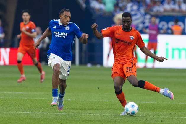 2. Fussball Bundesliga, FC Schalke 04 - SC Paderborn; 02.05.2025 Ilyas Ansah (SC Paderborn, 29), Anton Donkor (FC Schalke 04, 30). 2. Fußball Bundesliga, FC Schalke 04 - SC Paderborn, 32. Spieltag, am 02.05.2025, Veltins-Arena, Gelsenkirchen. DFL regulations prohibit any use of photographs as image sequences and or quasi-video Copyright: xBEAUTIFULxSPORTS Meuselx