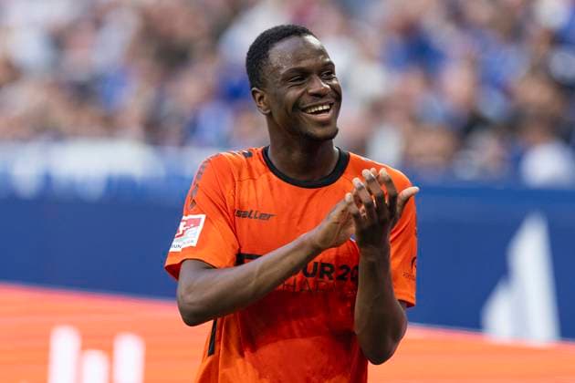 2. Fussball Bundesliga, FC Schalke 04 - SC Paderborn; 02.05.2025 Ilyas Ansah (SC Paderborn, 29) bedankt sich nach seiner Auswechslung bei den Fans. 2. Fußball Bundesliga, FC Schalke 04 - SC Paderborn, 32. Spieltag, am 02.05.2025, Veltins-Arena, Gelsenkirchen. DFL regulations prohibit any use of photographs as image sequences and or quasi-video Copyright: xBEAUTIFULxSPORTS Meuselx