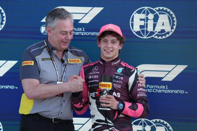 02.05.2025, Miami International Autodrome, Miami, Formula 1 Crypto.com Miami Grand Prix 2025 ,im Bild Andrea Kimi Antonelli (ITA), Mercedes-AMG Petronas Formula One Team bekommt von Pirelli Motorsportchef Mario Isola die Trophäe für die Poleposition. (Photo by Hasan Bratic DeFodi Images)