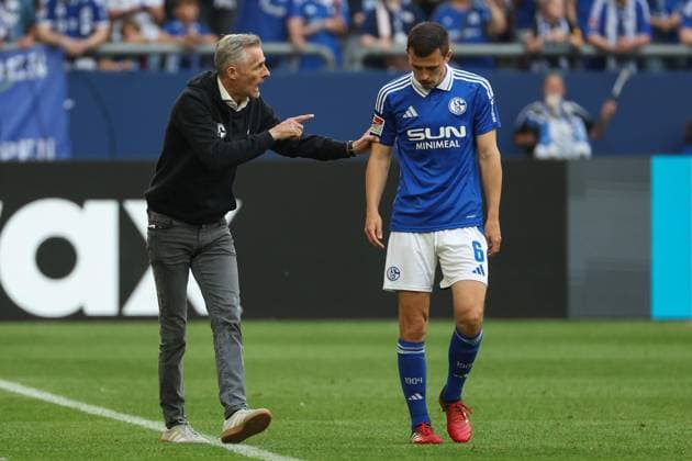 2. Bundesliga - FC Schalke 04 - SC Paderborn am 02.05.2025 in der Veltins-Arena auf Schalke Trainer Kees van Wonderen (Schalke) im Gespräch mit Ron Schallenberg (Schalke 6) *** 2 Bundesliga FC Schalke 04 SC Paderborn on 02 05 2025 in the Veltins Arena at Schalke Coach Kees van Wonderen Schalke in conversation with Ron Schallenberg Schalke 6 MH