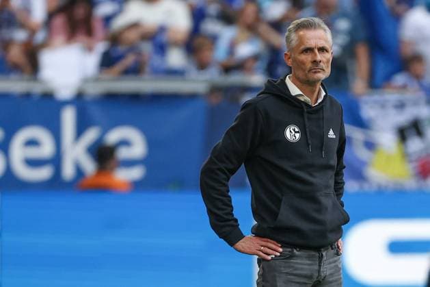 2. Bundesliga - FC Schalke 04 - SC Paderborn am 02.05.2025 in der Veltins-Arena auf Schalke Trainer Kees van Wonderen (Schalke) nachdenklich *** 2 Bundesliga FC Schalke 04 SC Paderborn on 02 05 2025 in the Veltins Arena at Schalke Coach Kees van Wonderen Schalke pensive MH