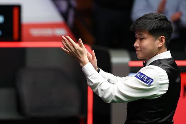 Sport Themen der Woche KW18 Sport Bilder des Tages (250503) -- SHEFFIELD, May 3, 2025 -- Zhao Xintong celebrates after winning the semifinal match between Ronnie O Sullivan of England and Zhao Xintong of China at World Snooker Championship 2025 in Sheffield, Britain, May 2, 2025. (Photo by Xinhua) (SP)BRITAIN-SHEFFIELD-SNOOKER World Championship, WM, Weltmeisterschaft ZhaixZheng 