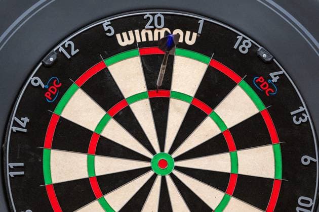Feature, Symbol Darts, Dartpfeil in Tripple 20 GER, PDC European Darts Grand Prix 2025 Sindelfingen Glaspalast, 02.05.2025 GER, PDC European Darts Grand Prix 2025 Sindelfingen Glaspalast, 02.05.2025 Sindelfingen *** Feature, symbol darts, dart in Tripple 20 GER, PDC European Darts Grand Prix 2025 Sindelfingen Glaspalast, 02 05 2025 GER, PDC European Darts Grand Prix 2025 Sindelfingen Glaspalast, 02 05 2025 Sindelfingen Copyright: xSandyxDinkelackerx EP_SDR