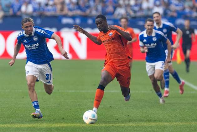 2. Fussball Bundesliga, FC Schalke 04 - SC Paderborn; 02.05.2025 Ilyas Ansah (SC Paderborn, 29), Taylan Bulut (FC Schalke 04, 31). 2. Fußball Bundesliga, FC Schalke 04 - SC Paderborn, 32. Spieltag, am 02.05.2025, Veltins-Arena, Gelsenkirchen. DFL regulations prohibit any use of photographs as image sequences and or quasi-video Copyright: xBEAUTIFULxSPORTS Meuselx