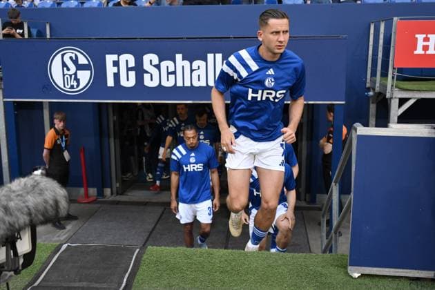 Paul Seguin (FC Schalke 04) 02.05.2025, Fussball 2. Bundesliga, 32. Spieltag, Saison 2024 2025 FC Schalke 04 - SC Paderborn 0:2 Foto: Maik Hölter Team2 DFL regulations prohibit any use of photographs as image sequences and or quasi-video Gelsenkirchen Veltins Arena Nordrhein Westfalen Deutschland