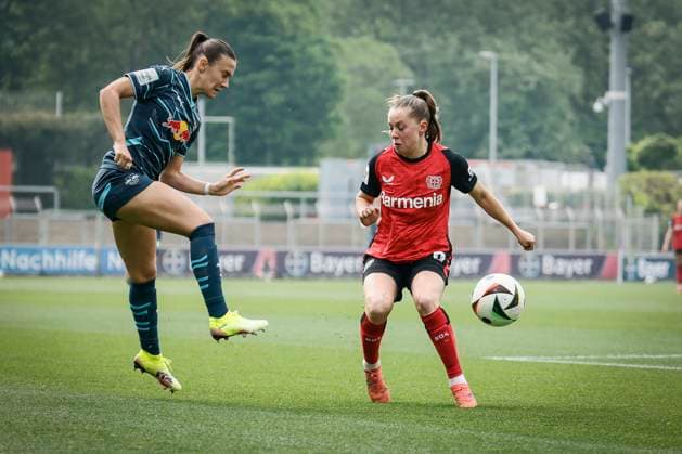 Frauen Fußball-Bundesliga; Bayer 04 Leverkusen - RB Leipzig, 03.05.2025 Lara Marti (RB Leipzig, 30), Janou Levels (Bayer 04 Leverkusen, 5); Bayer 04 Leverkusen - RB Leipzig an Spieltag 21 der Google Pixel Frauen-Bundesliga am 03.05.2025 im Ulrich-Haberland-Stadion in Leverkusen (Nordrhein-Westfalen). DFL REGULATIONS PROHIBIT ANY USE OF PHOTOGRAPHS AS IMAGE SEQUENCES AND OR QUASI-VIDEO. Copyright: xBEAUTIFULxSPORTS AxelxKohringx