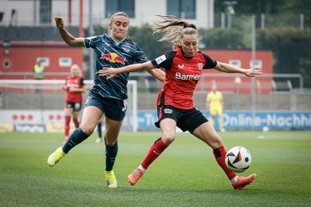 Sport Themen der Woche KW18 Sport Bilder des Tages Frauen Fußball-Bundesliga; Bayer 04 Leverkusen - RB Leipzig, 03.05.2025 Lara Marti (RB Leipzig, 30) und Janou Levels (Bayer 04 Leverkusen, 5) beim Zweikampf; Bayer 04 Leverkusen - RB Leipzig an Spieltag 21 der Google Pixel Frauen-Bundesliga am 03.05.2025 im Ulrich-Haberland-Stadion in Leverkusen (Nordrhein-Westfalen). DFL REGULATIONS PROHIBIT ANY USE OF PHOTOGRAPHS AS IMAGE SEQUENCES AND OR QUASI-VIDEO. *** Womens soccer Bundesliga Bayer 04 Leverkusen RB Leipzig, 03 05 2025 Lara Marti RB Leipzig, 30 and Janou Levels Bayer 04 Leverkusen, 5 during the duel Bayer 04 Leverkusen RB Leipzig on matchday 21 of the Google Pixel Womens Bundesliga on 03 05 2025 at Ulrich Haberland Stadion in Leverkusen Nordrhein Westfalen DFL REGULATIONS PROHIBIT ANY USE OF PHOTOGRAPHS AS IMAGE SEQUENCES AND OR QUASI VIDEO Copyright: xBEAUTIFULxSPORTS AxelxKohringx