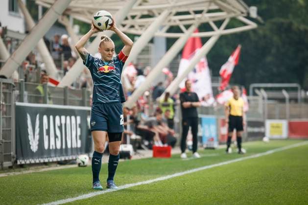 Frauen Fußball-Bundesliga; Bayer 04 Leverkusen - RB Leipzig, 03.05.2025 Victoria Krug (RB Leipzig, 20) beim Einwurf ; Bayer 04 Leverkusen - RB Leipzig an Spieltag 21 der Google Pixel Frauen-Bundesliga am 03.05.2025 im Ulrich-Haberland-Stadion in Leverkusen (Nordrhein-Westfalen). DFL REGULATIONS PROHIBIT ANY USE OF PHOTOGRAPHS AS IMAGE SEQUENCES AND OR QUASI-VIDEO. Copyright: xBEAUTIFULxSPORTS AxelxKohringx