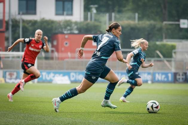 Frauen Fußball-Bundesliga; Bayer 04 Leverkusen - RB Leipzig, 03.05.2025 Giovanna Hoffmann (RB Leipzig, 7) geht mit dem Ball ; Bayer 04 Leverkusen - RB Leipzig an Spieltag 21 der Google Pixel Frauen-Bundesliga am 03.05.2025 im Ulrich-Haberland-Stadion in Leverkusen (Nordrhein-Westfalen). DFL REGULATIONS PROHIBIT ANY USE OF PHOTOGRAPHS AS IMAGE SEQUENCES AND OR QUASI-VIDEO. Copyright: xBEAUTIFULxSPORTS AxelxKohringx