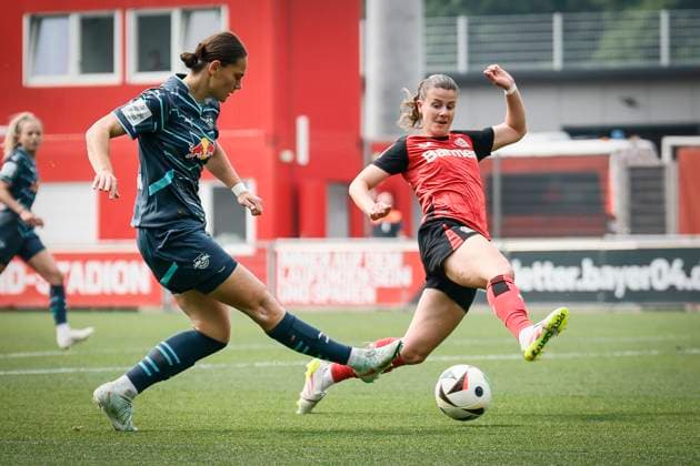 Frauen Fußball-Bundesliga; Bayer 04 Leverkusen - RB Leipzig, 03.05.2025 Giovanna Hoffmann (RB Leipzig, 7) flankt, Katharina Piljic (Bayer 04 Leverkusen, 6) blockt; Bayer 04 Leverkusen - RB Leipzig an Spieltag 21 der Google Pixel Frauen-Bundesliga am 03.05.2025 im Ulrich-Haberland-Stadion in Leverkusen (Nordrhein-Westfalen). DFL REGULATIONS PROHIBIT ANY USE OF PHOTOGRAPHS AS IMAGE SEQUENCES AND OR QUASI-VIDEO. Copyright: xBEAUTIFULxSPORTS AxelxKohringx