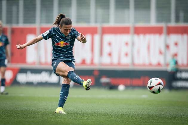 Frauen Fußball-Bundesliga; Bayer 04 Leverkusen - RB Leipzig, 03.05.2025 Lara Marti (RB Leipzig, 30) versucht einen Weitschuss; Bayer 04 Leverkusen - RB Leipzig an Spieltag 21 der Google Pixel Frauen-Bundesliga am 03.05.2025 im Ulrich-Haberland-Stadion in Leverkusen (Nordrhein-Westfalen). DFL REGULATIONS PROHIBIT ANY USE OF PHOTOGRAPHS AS IMAGE SEQUENCES AND OR QUASI-VIDEO. Copyright: xBEAUTIFULxSPORTS AxelxKohringx
