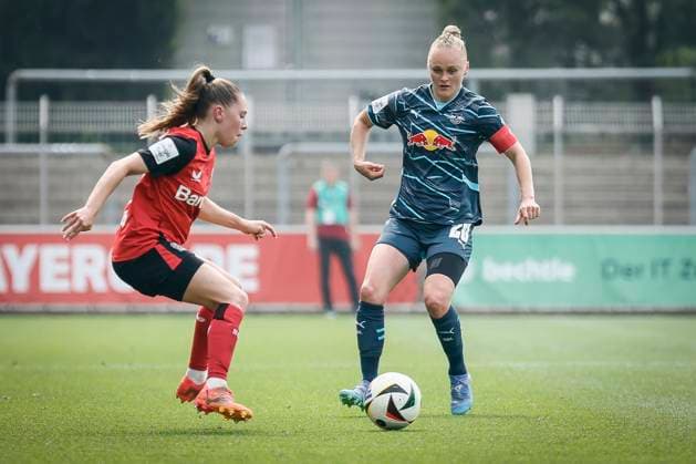 Frauen Fußball-Bundesliga; Bayer 04 Leverkusen - RB Leipzig, 03.05.2025 Janou Levels (Bayer 04 Leverkusen, 5) und Victoria Krug (RB Leipzig, 20) im Zweikampf; Bayer 04 Leverkusen - RB Leipzig an Spieltag 21 der Google Pixel Frauen-Bundesliga am 03.05.2025 im Ulrich-Haberland-Stadion in Leverkusen (Nordrhein-Westfalen). DFL REGULATIONS PROHIBIT ANY USE OF PHOTOGRAPHS AS IMAGE SEQUENCES AND OR QUASI-VIDEO. Copyright: xBEAUTIFULxSPORTS AxelxKohringx