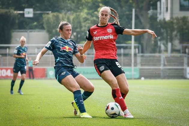Frauen Fußball-Bundesliga; Bayer 04 Leverkusen - RB Leipzig, 03.05.2025 Zweikampf zwischen Lara Marti (RB Leipzig, 30) und Juliette Vidal (Bayer 04 Leverkusen, 56); Bayer 04 Leverkusen - RB Leipzig an Spieltag 21 der Google Pixel Frauen-Bundesliga am 03.05.2025 im Ulrich-Haberland-Stadion in Leverkusen (Nordrhein-Westfalen). DFL REGULATIONS PROHIBIT ANY USE OF PHOTOGRAPHS AS IMAGE SEQUENCES AND OR QUASI-VIDEO. Copyright: xBEAUTIFULxSPORTS AxelxKohringx