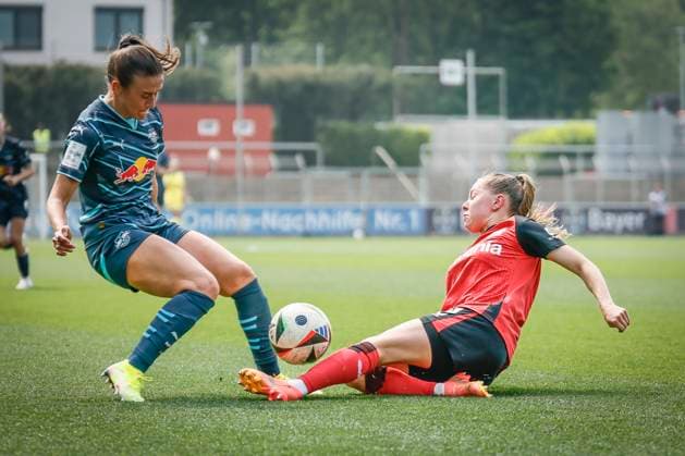 Frauen Fußball-Bundesliga; Bayer 04 Leverkusen - RB Leipzig, 03.05.2025 Zweikampf zwischen Lara Marti (RB Leipzig, 30) und Janou Levels (Bayer 04 Leverkusen, 5); Bayer 04 Leverkusen - RB Leipzig an Spieltag 21 der Google Pixel Frauen-Bundesliga am 03.05.2025 im Ulrich-Haberland-Stadion in Leverkusen (Nordrhein-Westfalen). DFL REGULATIONS PROHIBIT ANY USE OF PHOTOGRAPHS AS IMAGE SEQUENCES AND OR QUASI-VIDEO. Copyright: xBEAUTIFULxSPORTS AxelxKohringx