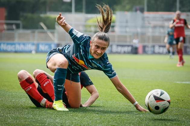 Frauen Fußball-Bundesliga; Bayer 04 Leverkusen - RB Leipzig, 03.05.2025 Zweikampf zwischen Lara Marti (RB Leipzig, 30) und Janou Levels (Bayer 04 Leverkusen, 5); Bayer 04 Leverkusen - RB Leipzig an Spieltag 21 der Google Pixel Frauen-Bundesliga am 03.05.2025 im Ulrich-Haberland-Stadion in Leverkusen (Nordrhein-Westfalen). DFL REGULATIONS PROHIBIT ANY USE OF PHOTOGRAPHS AS IMAGE SEQUENCES AND OR QUASI-VIDEO. Copyright: xBEAUTIFULxSPORTS AxelxKohringx