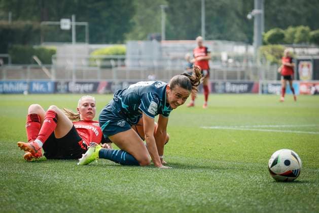 Frauen Fußball-Bundesliga; Bayer 04 Leverkusen - RB Leipzig, 03.05.2025 Zweikampf zwischen Lara Marti (RB Leipzig, 30) und Janou Levels (Bayer 04 Leverkusen, 5); Bayer 04 Leverkusen - RB Leipzig an Spieltag 21 der Google Pixel Frauen-Bundesliga am 03.05.2025 im Ulrich-Haberland-Stadion in Leverkusen (Nordrhein-Westfalen). DFL REGULATIONS PROHIBIT ANY USE OF PHOTOGRAPHS AS IMAGE SEQUENCES AND OR QUASI-VIDEO. Copyright: xBEAUTIFULxSPORTS AxelxKohringx