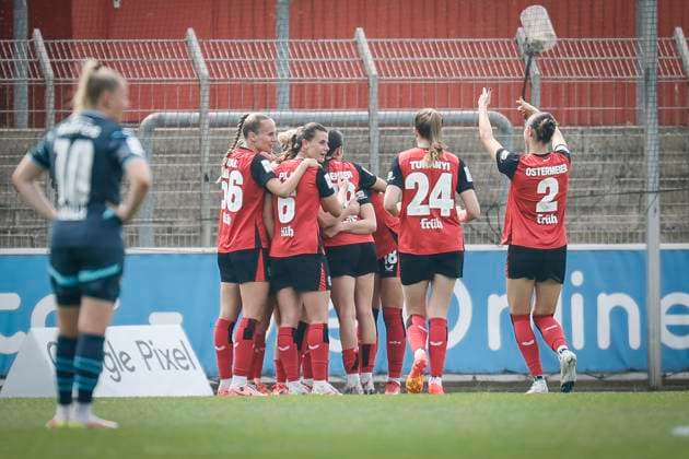 Frauen Fußball-Bundesliga; Bayer 04 Leverkusen - RB Leipzig, 03.05.2025 Torjubel nach dem 1:0 durch Cornelia Kramer (Bayer 04 Leverkusen, 7); Bayer 04 Leverkusen - RB Leipzig an Spieltag 21 der Google Pixel Frauen-Bundesliga am 03.05.2025 im Ulrich-Haberland-Stadion in Leverkusen (Nordrhein-Westfalen). DFL REGULATIONS PROHIBIT ANY USE OF PHOTOGRAPHS AS IMAGE SEQUENCES AND OR QUASI-VIDEO. Copyright: xBEAUTIFULxSPORTS AxelxKohringx