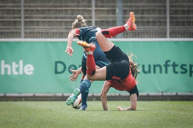 Frauen Fußball-Bundesliga; Bayer 04 Leverkusen - RB Leipzig, 03.05.2025 Victoria Krug (RB Leipzig, 20) und Janou Levels (Bayer 04 Leverkusen, 5) beim artistischen Zweikampf; Bayer 04 Leverkusen - RB Leipzig an Spieltag 21 der Google Pixel Frauen-Bundesliga am 03.05.2025 im Ulrich-Haberland-Stadion in Leverkusen (Nordrhein-Westfalen). DFL REGULATIONS PROHIBIT ANY USE OF PHOTOGRAPHS AS IMAGE SEQUENCES AND OR QUASI-VIDEO. Copyright: xBEAUTIFULxSPORTS AxelxKohringx