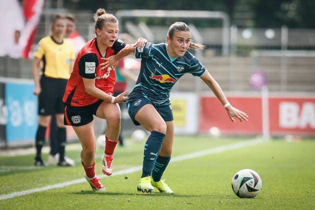 Frauen Fußball-Bundesliga; Bayer 04 Leverkusen - RB Leipzig, 03.05.2025 Kristin Kögel (Bayer 04 Leverkusen, 11) und Lara Marti (RB Leipzig, 30) beim Zweikampf an der Aussenlinie; Bayer 04 Leverkusen - RB Leipzig an Spieltag 21 der Google Pixel Frauen-Bundesliga am 03.05.2025 im Ulrich-Haberland-Stadion in Leverkusen (Nordrhein-Westfalen). DFL REGULATIONS PROHIBIT ANY USE OF PHOTOGRAPHS AS IMAGE SEQUENCES AND OR QUASI-VIDEO. Copyright: xBEAUTIFULxSPORTS AxelxKohringx