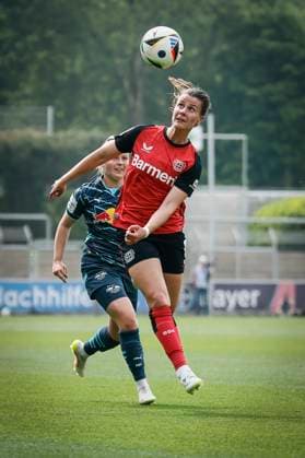 Frauen Fußball-Bundesliga; Bayer 04 Leverkusen - RB Leipzig, 03.05.2025 Katharina Piljic (Bayer 04 Leverkusen, 6) beim Kopfball; Bayer 04 Leverkusen - RB Leipzig an Spieltag 21 der Google Pixel Frauen-Bundesliga am 03.05.2025 im Ulrich-Haberland-Stadion in Leverkusen (Nordrhein-Westfalen). DFL REGULATIONS PROHIBIT ANY USE OF PHOTOGRAPHS AS IMAGE SEQUENCES AND OR QUASI-VIDEO. Copyright: xBEAUTIFULxSPORTS AxelxKohringx