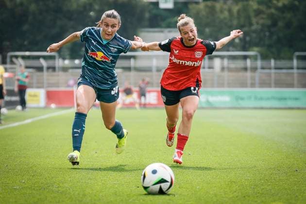 Frauen Fußball-Bundesliga; Bayer 04 Leverkusen - RB Leipzig, 03.05.2025 Lara Marti (RB Leipzig, 30) und Kristin Kögel (Bayer 04 Leverkusen, 11) führen einen Zweikampf; Bayer 04 Leverkusen - RB Leipzig an Spieltag 21 der Google Pixel Frauen-Bundesliga am 03.05.2025 im Ulrich-Haberland-Stadion in Leverkusen (Nordrhein-Westfalen). DFL REGULATIONS PROHIBIT ANY USE OF PHOTOGRAPHS AS IMAGE SEQUENCES AND OR QUASI-VIDEO. Copyright: xBEAUTIFULxSPORTS AxelxKohringx