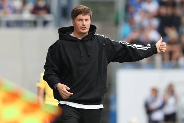 2025.05.03 xJFAx 2.Bundesliga SV Darmstadt 98 - Hamburger SV v.l., head coach, Trainer Merlin Polzin (Hamburger SV) gibt Anweisungen, gestikuliert, mit den Armen gestikulieren gives instructions, gesticulate, Daumen hoch (DFL DFB REGULATIONS PROHIBIT ANY USE OF PHOTOGRAPHS as IMAGE SEQUENCES and or QUASI-VIDEO)