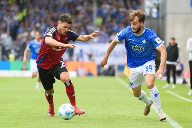 William Mikelbrencis (2 Hamburger SV) and Killian Corredor (34 SV Darmstadt 98) during the 2. Bundesliga match between SV Darmstadt 98 and Hamburger SV at Stadion am Böllenfalltor, Darmstadt, Germany. (Sven Beyrich SPP)  Copyright: xSvenxBeyrich SPPx spp-en-SvBe-20250503-D4S_0892