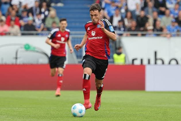 2025.05.03 xJFAx 2.Bundesliga SV Darmstadt 98 - Hamburger SV v.l., Wiliam Mikelbrencis (Hamburger SV) am Ball, Freisteller, Einzelbild, Ganzkörper, Aktion, Action, Spielszene (DFL DFB REGULATIONS PROHIBIT ANY USE OF PHOTOGRAPHS as IMAGE SEQUENCES and or QUASI-VIDEO)