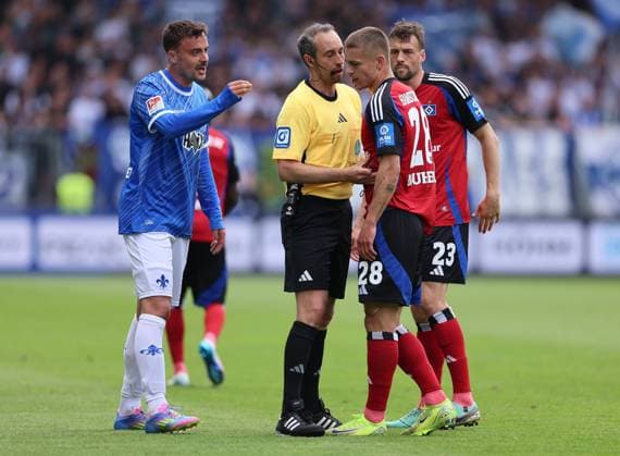 03.05.2025, xdcx, Fussball 2. Bundesliga, SV Darmstadt 98 - Hamburger SV, emonline, emspor, despor, v.l., Philipp Förster (SV Darmstadt 98) gibt Anweisungen, gestikuliert, mit den Armen gestikulieren gives instructions, gesticulate in Richtung Miro Muheim (Hamburger SV) DFL DFB REGULATIONS PROHIBIT ANY USE OF PHOTOGRAPHS AS IMAGE SEQUENCES AND OR QUASI-VIDEO.