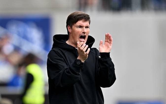 03.05.2025, xfux, Fussball 2.Bundesliga, SV Darmstadt 98 - Hamburger SV, v.l. Trainer Merlin Polzin (Hamburger SV) gibt Anweisungen, gestikuliert, mit den Armen gestikulieren gives instructions, gesticulate, gesticolando. (DFL DFB REGULATIONS PROHIBIT ANY USE OF PHOTOGRAPHS as IMAGE SEQUENCES and or QUASI-VIDEO. Eine Lizenzierung dieses Bildes an und oder durch den SV Darmstadt 1898 e.V. sowie Tochterunternehmen ist nicht gestattet. No release of or sale to SV Darmstadt 1898 e.V.) Darmstadt