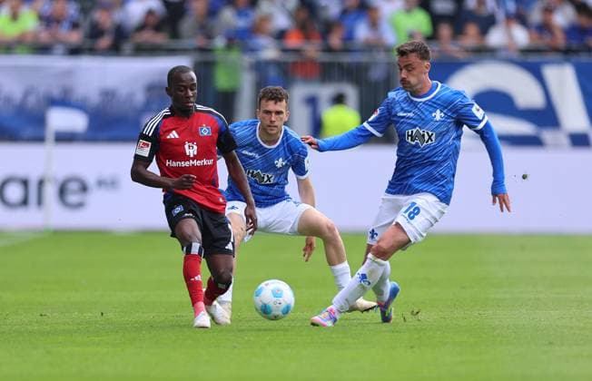 03.05.2025, xdcx, Fussball 2. Bundesliga, SV Darmstadt 98 - Hamburger SV, emonline, emspor, despor, v.l., Jean-Luc Dompe (Hamburger SV), Sergio Lopez (SV Darmstadt 98), Philipp Förster (SV Darmstadt 98) DFL DFB REGULATIONS PROHIBIT ANY USE OF PHOTOGRAPHS AS IMAGE SEQUENCES AND OR QUASI-VIDEO.