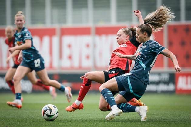 Frauen Fußball-Bundesliga; Bayer 04 Leverkusen - RB Leipzig, 03.05.2025 Janou Levels (Bayer 04 Leverkusen, 5) und Jenny Hipp (RB Leipzig, 19) beim Zweikampf; Bayer 04 Leverkusen - RB Leipzig an Spieltag 21 der Google Pixel Frauen-Bundesliga am 03.05.2025 im Ulrich-Haberland-Stadion in Leverkusen (Nordrhein-Westfalen). DFL REGULATIONS PROHIBIT ANY USE OF PHOTOGRAPHS AS IMAGE SEQUENCES AND OR QUASI-VIDEO. Copyright: xBEAUTIFULxSPORTS AxelxKohringx