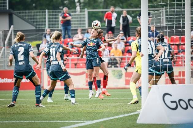 Frauen Fußball-Bundesliga; Bayer 04 Leverkusen - RB Leipzig, 03.05.2025 Lou-Ann Joly (RB Leipzig, 6) klärt einen Eckball per Kopf; Bayer 04 Leverkusen - RB Leipzig an Spieltag 21 der Google Pixel Frauen-Bundesliga am 03.05.2025 im Ulrich-Haberland-Stadion in Leverkusen (Nordrhein-Westfalen). DFL REGULATIONS PROHIBIT ANY USE OF PHOTOGRAPHS AS IMAGE SEQUENCES AND OR QUASI-VIDEO. Copyright: xBEAUTIFULxSPORTS AxelxKohringx