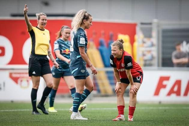 Frauen Fußball-Bundesliga; Bayer 04 Leverkusen - RB Leipzig, 03.05.2025 Kristin Kögel (Bayer 04 Leverkusen, 11) nimmt sich eine kurze Erholungspause; Bayer 04 Leverkusen - RB Leipzig an Spieltag 21 der Google Pixel Frauen-Bundesliga am 03.05.2025 im Ulrich-Haberland-Stadion in Leverkusen (Nordrhein-Westfalen). DFL REGULATIONS PROHIBIT ANY USE OF PHOTOGRAPHS AS IMAGE SEQUENCES AND OR QUASI-VIDEO. Copyright: xBEAUTIFULxSPORTS AxelxKohringx