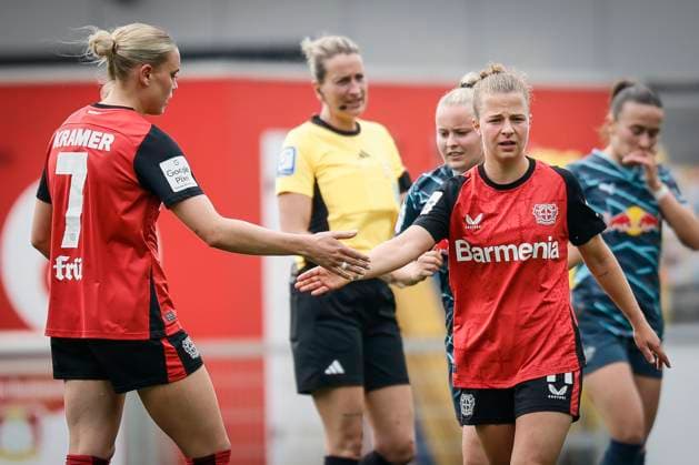 Frauen Fußball-Bundesliga; Bayer 04 Leverkusen - RB Leipzig, 03.05.2025 Cornelia Kramer (Bayer 04 Leverkusen, 7) und Kristin Kögel (Bayer 04 Leverkusen, 11) klatschen sich ab; Bayer 04 Leverkusen - RB Leipzig an Spieltag 21 der Google Pixel Frauen-Bundesliga am 03.05.2025 im Ulrich-Haberland-Stadion in Leverkusen (Nordrhein-Westfalen). DFL REGULATIONS PROHIBIT ANY USE OF PHOTOGRAPHS AS IMAGE SEQUENCES AND OR QUASI-VIDEO. Copyright: xBEAUTIFULxSPORTS AxelxKohringx