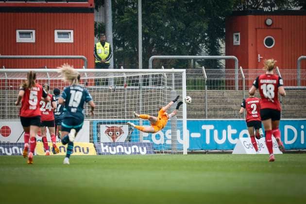 Frauen Fußball-Bundesliga; Bayer 04 Leverkusen - RB Leipzig, 03.05.2025 Glanzparade von Friederike Repohl (Bayer 04 Leverkusen, 27); Bayer 04 Leverkusen - RB Leipzig an Spieltag 21 der Google Pixel Frauen-Bundesliga am 03.05.2025 im Ulrich-Haberland-Stadion in Leverkusen (Nordrhein-Westfalen). DFL REGULATIONS PROHIBIT ANY USE OF PHOTOGRAPHS AS IMAGE SEQUENCES AND OR QUASI-VIDEO. Copyright: xBEAUTIFULxSPORTS AxelxKohringx