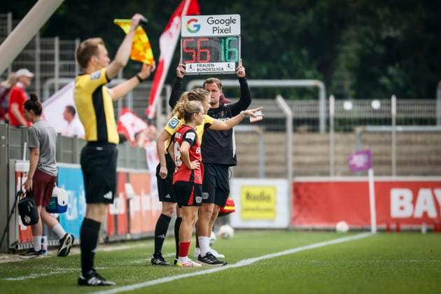 Frauen Fußball-Bundesliga; Bayer 04 Leverkusen - RB Leipzig, 03.05.2025 Auswechslung bei Leverkusen: für Juliette Vidal (Bayer 04 Leverkusen, 56) kommt Sofie Zdebel (Bayer 04 Leverkusen, 16); Bayer 04 Leverkusen - RB Leipzig an Spieltag 21 der Google Pixel Frauen-Bundesliga am 03.05.2025 im Ulrich-Haberland-Stadion in Leverkusen (Nordrhein-Westfalen). DFL REGULATIONS PROHIBIT ANY USE OF PHOTOGRAPHS AS IMAGE SEQUENCES AND OR QUASI-VIDEO. Copyright: xBEAUTIFULxSPORTS AxelxKohringx