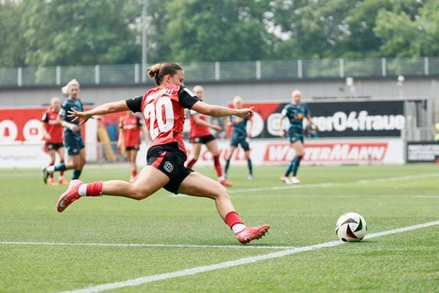Frauen Fußball-Bundesliga; Bayer 04 Leverkusen - RB Leipzig, 03.05.2025 ; Bayer 04 Leverkusen - RB Leipzig an Spieltag 21 der Google Pixel Frauen-Bundesliga am 03.05.2025 im Ulrich-Haberland-Stadion in Leverkusen (Nordrhein-Westfalen). DFL REGULATIONS PROHIBIT ANY USE OF PHOTOGRAPHS AS IMAGE SEQUENCES AND OR QUASI-VIDEO. Copyright: xBEAUTIFULxSPORTS AxelxKohringx